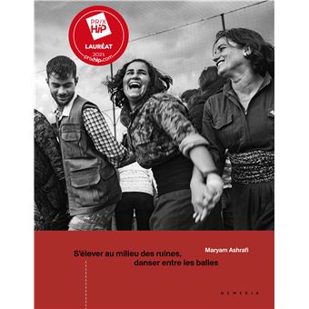 S’élever au milieu des ruines, danser entre les balles