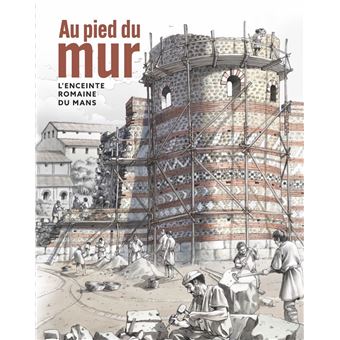 Au pied du mur, l'enceinte romaine du Mans.