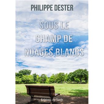 Sous le champ de nuages blancs