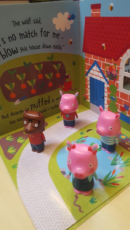 Les 3 petits cochons - Mon coffret avec 1 livre carrousel et 4 figurines :  Les 3 petits cochons (avec des figurines)