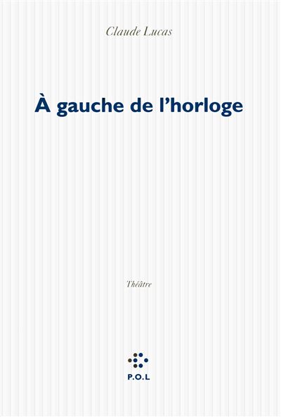 À gauche de l'horloge