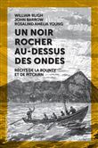 Un noir rocher au-dessus des ondes