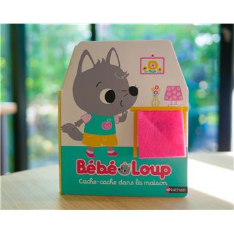 Bébé Loup cache-cache dans la maison