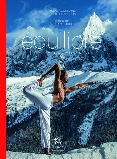 Equilibre le yoga de la montagne