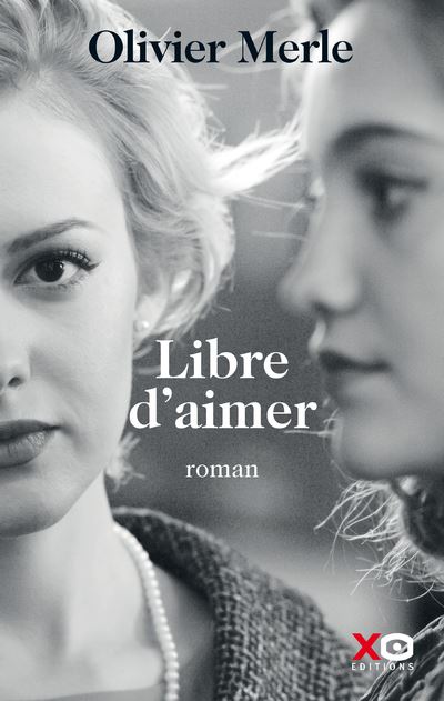 Une femme derriere la vitre