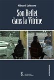 Son reflet dans la vitrine