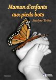 Maman d'enfants aux pieds bots