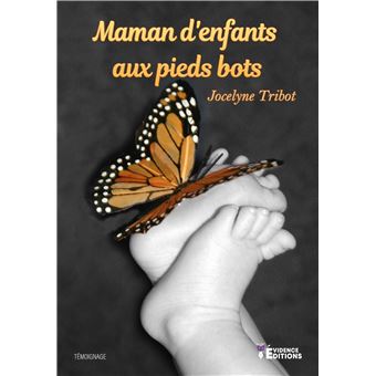 Maman d'enfants aux pieds bots
