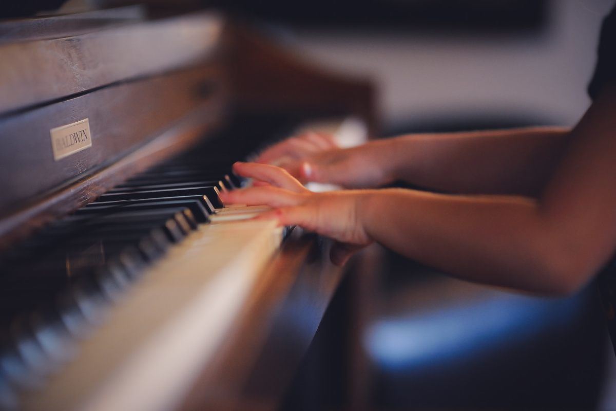 A Criança Aprende A Tocar Piano Com Um Smartphone, Aula De Música