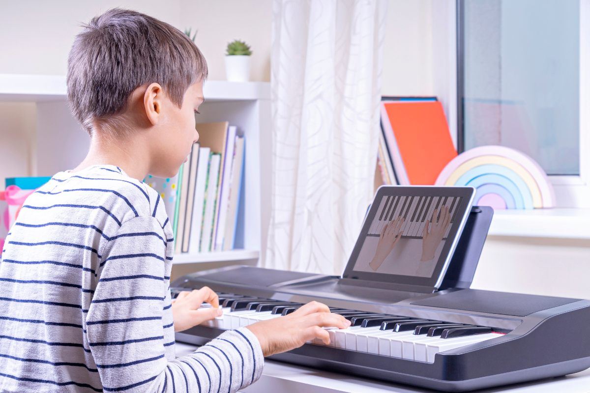 A Criança Aprende A Tocar Piano Com Um Smartphone, Aula De Música