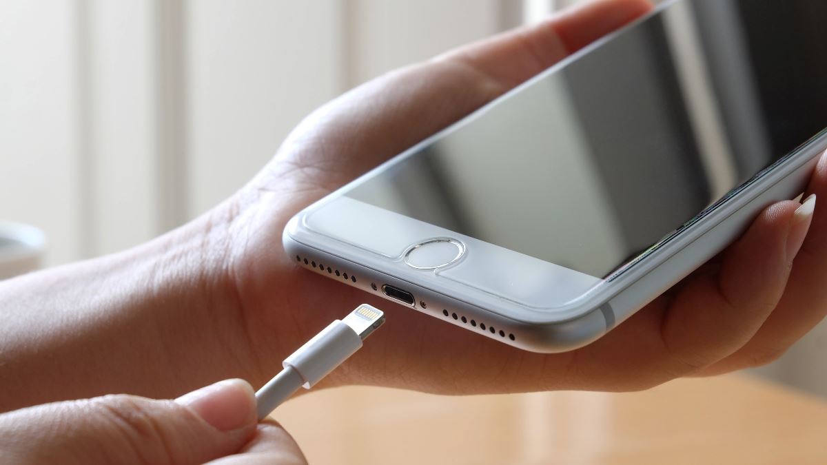 Checks-the-level-or-the-state-of-charge-of-the-iPhone-battery-of-charge