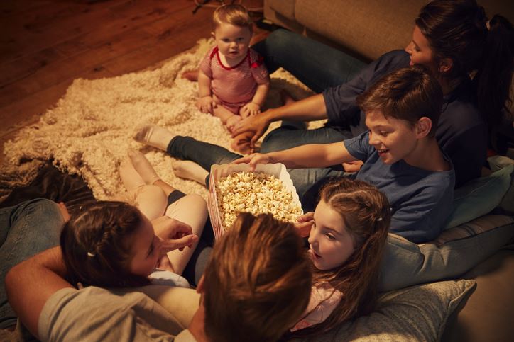 Cinema em casa: 8 passos baratos e fáceis para se inspirar!