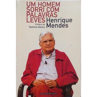 Um homem sorri com palavras leves. - 1