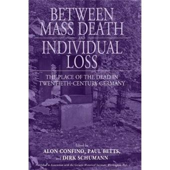 Between Mass Death and Individual Loss - The Place of the Dead in Twentieth-century Germany - Paperback - 2011 - 1