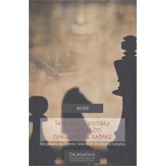 Sentado À Sombra Das Peças Do Tabuleiro De Xadrez - 1