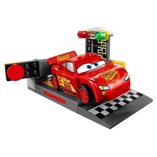 LEGO 10924 Conjunto de jogos do dia da corrida de Cars Lightning McQue