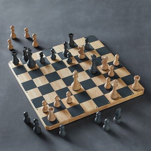 Tabuleiro de xadrez de madeira com peças de metal. xeque-mate