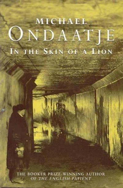 In The Skin Of A Lion - Brochado - Michael Ondaatje - Compra Livros Na ...