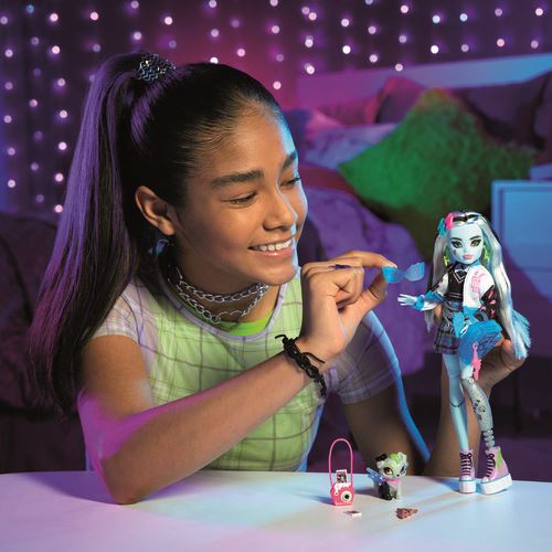 Monster High Boneca Skulltimates Secrets Cleo : : Brinquedos e  Jogos