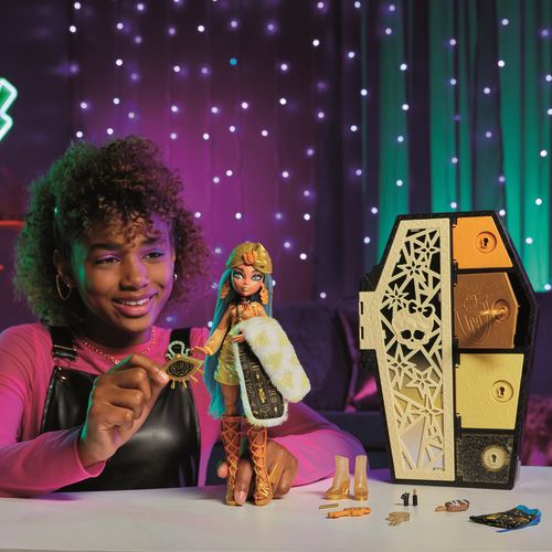 Monster High Boneca Skulltimates Secrets Cleo : : Brinquedos e  Jogos