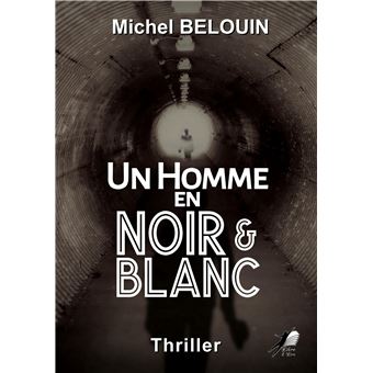 Un homme en noir et blanc