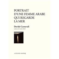Portrait d'une femme arabe qui regarde la mer