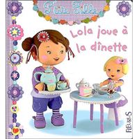 Lola joue à la dînette