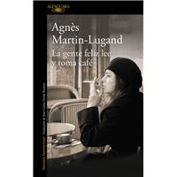 La gente feliz lee y toma café