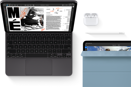 iPad Pro fixé au Magic Keyboard, face avant, noir sidéral, angles arrondis, cadre noir de l’écran, ouvert, écran affichant une app de modification d’articles avec du texte et la photo d’une femme en train de jouer de la musique, AirPods 4 dans leur boîtier ouvert, Smart Folio bleu sur iPad Pro avec Apple Pencil Pro posé sur l’appareil, couverture légèrement ouverte laissant apparaître l’écran