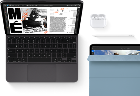 iPad Pro fixé au Magic Keyboard, face avant, noir sidéral, angles arrondis, cadre noir de l’écran, ouvert, écran affichant une app de modification d’articles avec du texte et la photo d’une femme en train de jouer de la musique, AirPods 4 dans leur boîtier ouvert, Smart Folio bleu sur iPad Pro avec Apple Pencil Pro posé sur l’appareil, couverture légèrement ouverte laissant apparaître l’écran