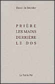 Prière les mains derrière le dos