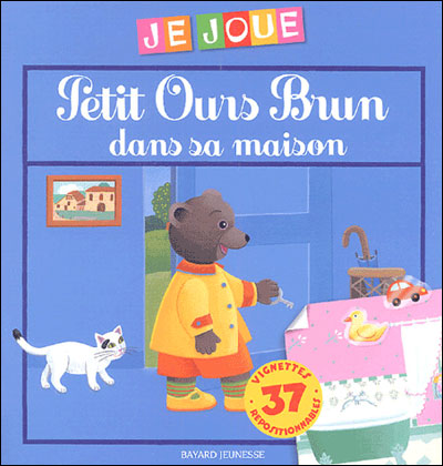 Petit Ours Brun joue dans son bain - un livre et un jouet qui