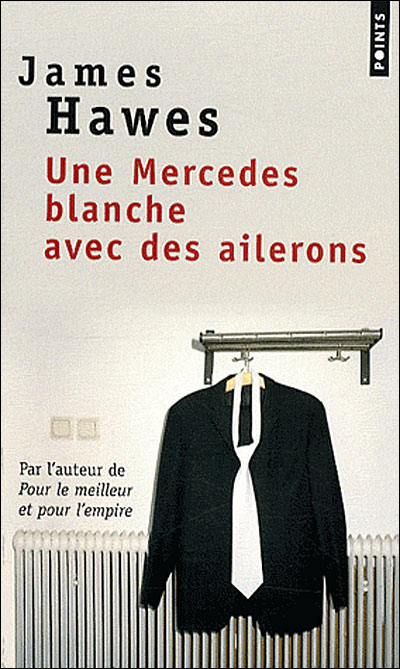 Une Mercedes blanche avec des ailerons