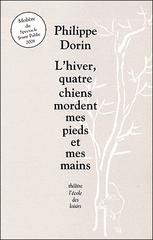 L'hiver, quatre chiens mordent mes pieds et mes mains